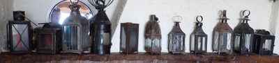 de nombreux types de lanternes différents sur une étagère