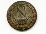 un gros plan d'une pièce de monnaie sur laquelle figure la lettre « n »