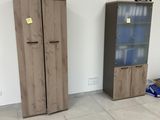 deux grandes armoires en bois dans un coin de la pièce