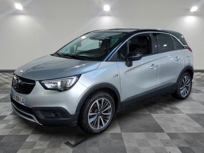 une voiture argentée garée sur le sol en damier d'un garage