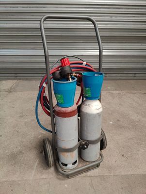 un chariot équipé de deux bouteilles et d'un tuyau