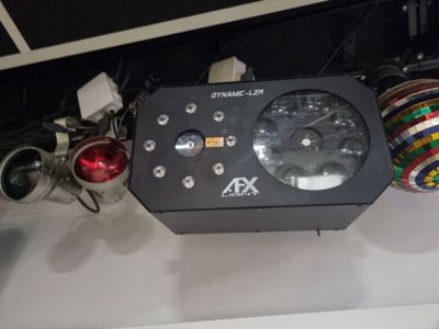 une photo d'une horloge et de quelques lampes posées sur une étagère