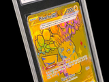 La carte Pokémon se trouve dans un étui en plastique transparent sur fond noir.