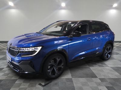 un 4x4 bleu garé sur un sol en damier dans un garage