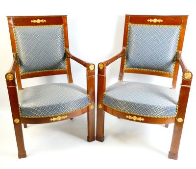 paire de fauteuils en noyer de style Louis XVI, rembourrés de bleu, rembourrés de bleu, rembourrés de bleu, rembourrés de bleu, rembourrés de bleu, rembourrés de bleu