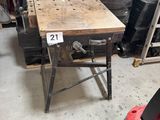 une table placée au milieu d'une pièce
