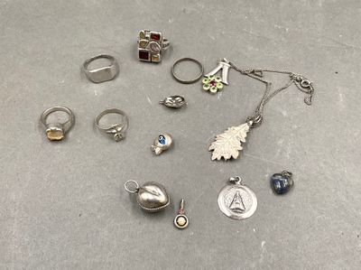 tout un tas de bagues et de colliers éparpillés par terre
