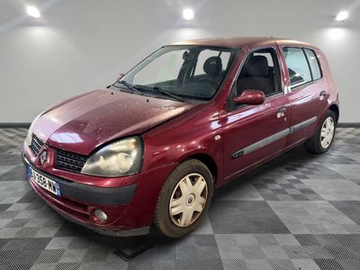 la photo d'une voiture rouge garée dans un garage