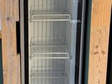 une photo d'un réfrigérateur à porte vitrée dans un immeuble