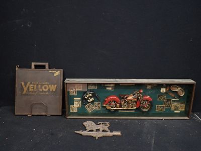 une moto miniature et une valise posées sur une table
