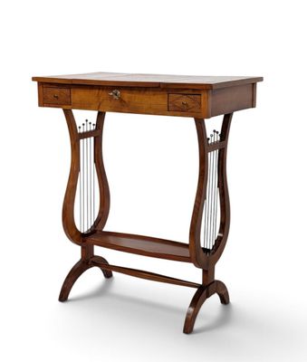 une table en bois sur laquelle est posée une harpe