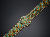 un bracelet en or et turquoise, orné de pierres de turquoise
