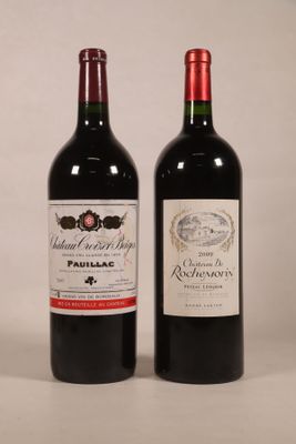 deux bouteilles de vin rouge posées l'une à côté de l'autre sur une table