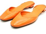 une image représentant une paire de chaussures orange sur fond blanc