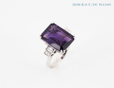 Gros plan sur une bague ornée d'une pierre violette