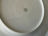 une assiette blanche ornée d'un motif vert