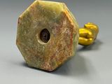 un bouton en marbre percé d'un trou au milieu