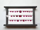 une photo montrant un assortiment de rubis dans un coffret
