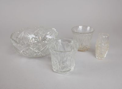 Ensemble de verreries comprenant : - Deux vases en cristal t…