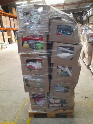 une grande pile de cartons sur une palette dans un entrepôt