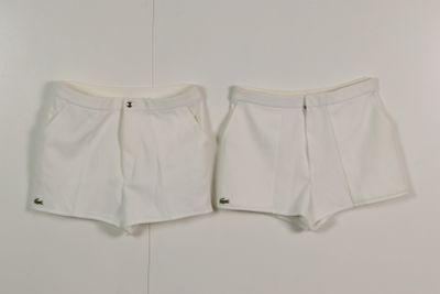 un short de tennis blanc accroché au mur