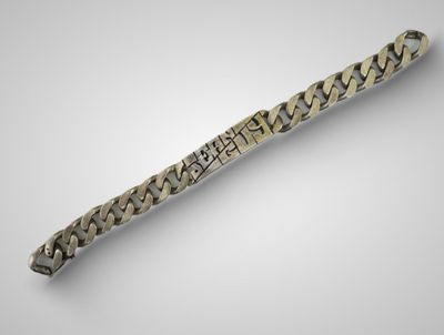 une image représentant un bracelet en argent sur fond blanc