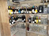 de nombreuses bouteilles de vin sur les étagères de la pièce