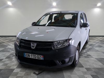 la photo d'une voiture blanche garée dans un garage