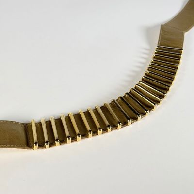 KARL LAGERFELD, ceinture en cuir kaki orné de barrettes doré…