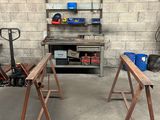 deux bancs en bois dans un garage, sur lesquels sont posés des outils