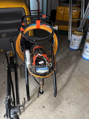 une photo d'un chariot équipé d'un tuyau d'arrosage dans un garage