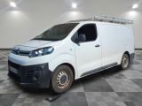 la camionnette blanche est garée sur le sol en damier d'une pièce