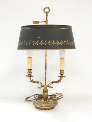une image d'une lampe de table avec un abat-jour noir
