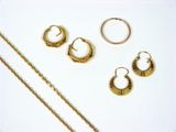 beaucoup de bijoux en or sur une surface blanche