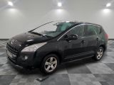 la photo d'une petite voiture noire garée dans un garage