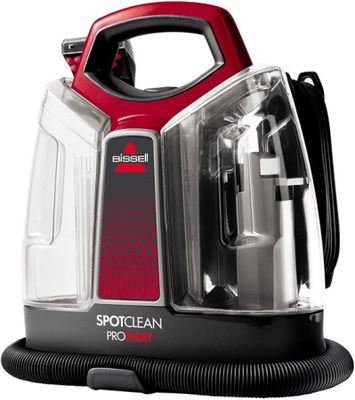 gros plan d'un aspirateur rouge et noir sur fond blanc