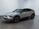 un SUV argenté garé dans une pièce aux murs blancs