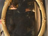 un homme debout devant un miroir, tenant un miroir