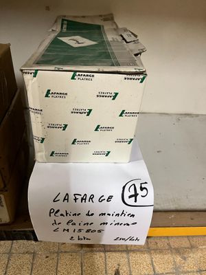 une pile de cartons empilés les uns sur les autres sur une étagère