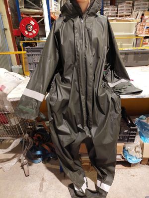 un homme en imperméable, debout dans un magasin