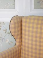 BERGERE à oreilles en bois mouluré, sculpté et laqué gris, à… (photo 6)