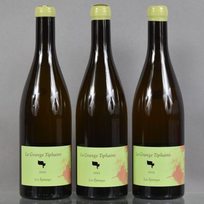 trois bouteilles de vin posées sur une table l'une à côté de l'autre