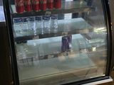 une vitrine réfrigérée contenant des sodas