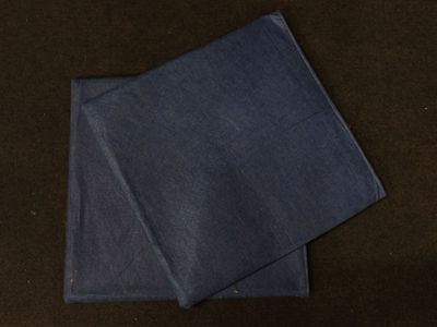 deux morceaux de tissu pliés l'un sur l'autre