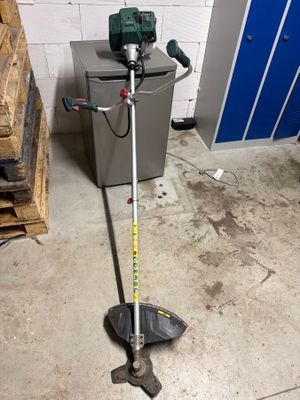une petite machine posée sur le sol