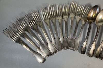 un grand nombre de cuillères et de fourchettes en argent disposées en cercle