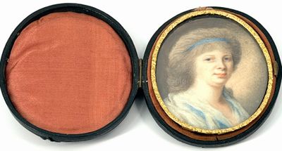 portrait d'une femme coiffée d'un chapeau de paille, dans un écrin noir
