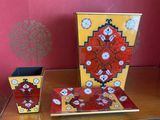 une table sur laquelle se trouvent un vase et une assiette