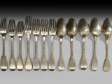beaucoup de cuillères et de fourchettes en argent sur une table