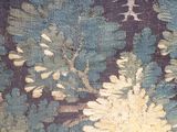 un gros plan sur un tapis à motifs floraux bleus et verts